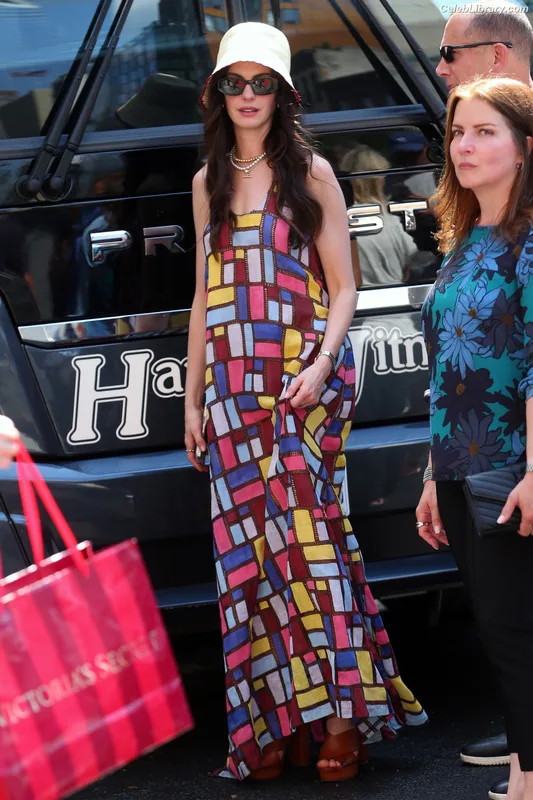 Anne Hathaway photo 18 of 1533