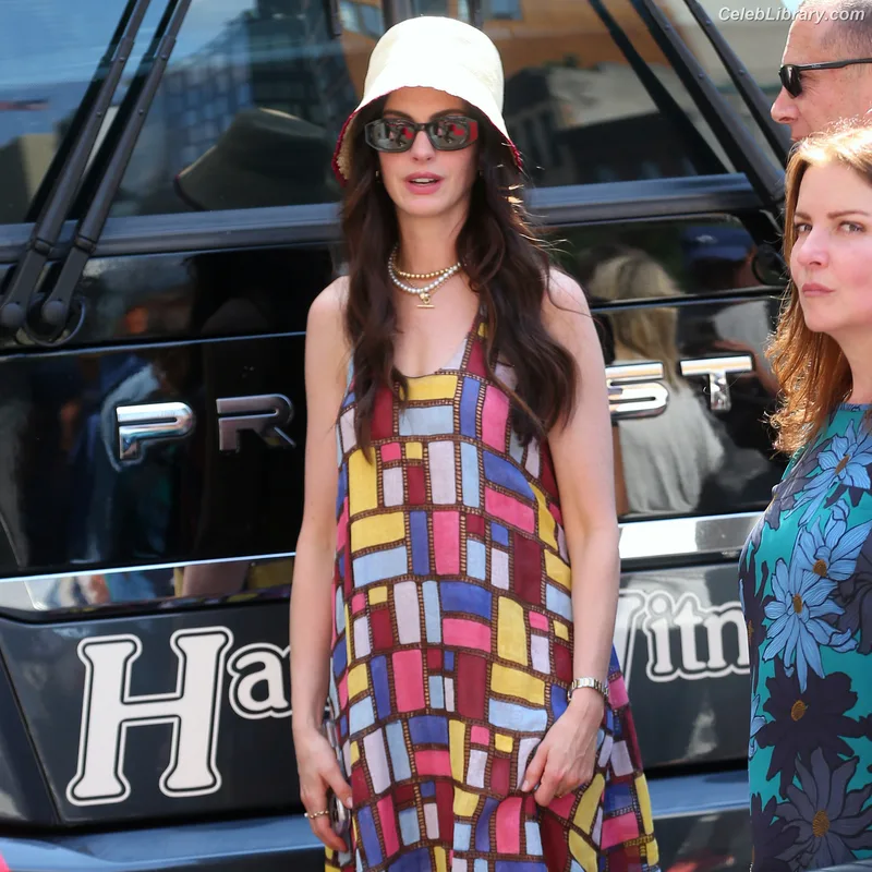 Anne Hathaway photo 19 of 1533