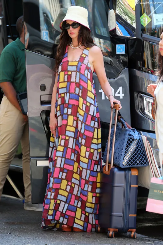 Anne Hathaway photo 20 of 1533