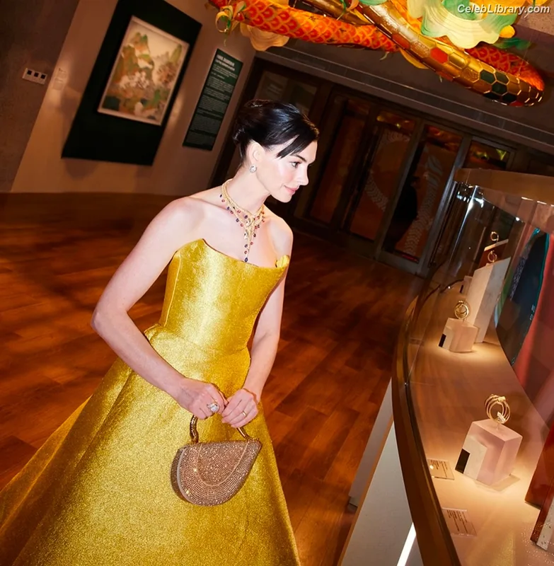 Anne Hathaway photo 10 of 1533