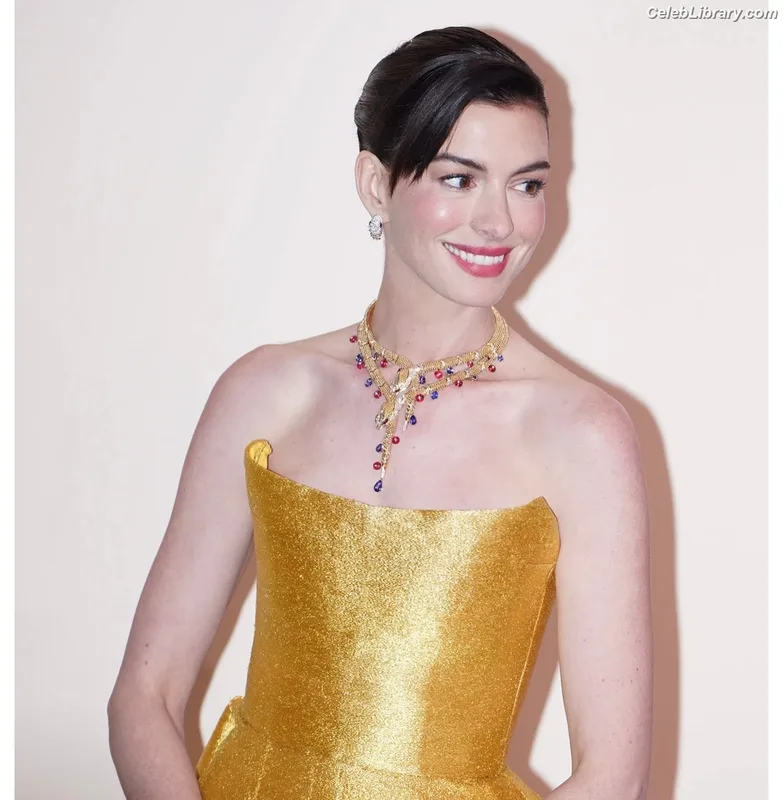 Anne Hathaway photo 11 of 1533