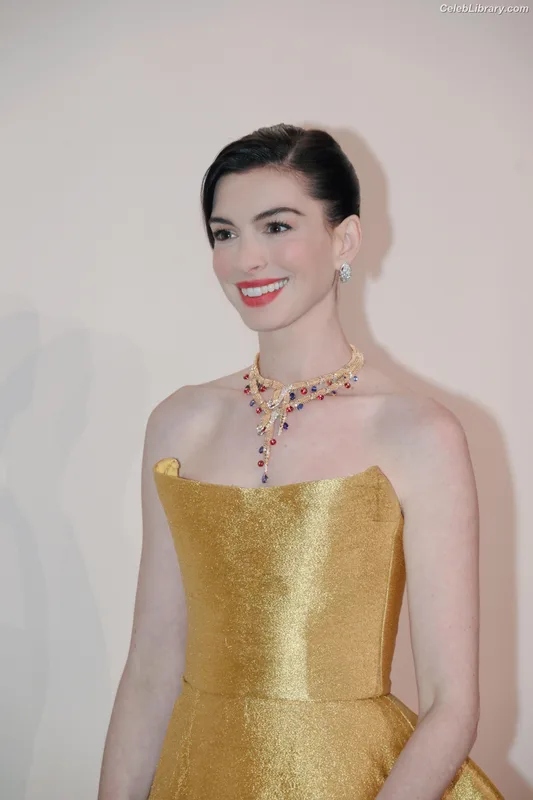 Anne Hathaway photo 12 of 1533