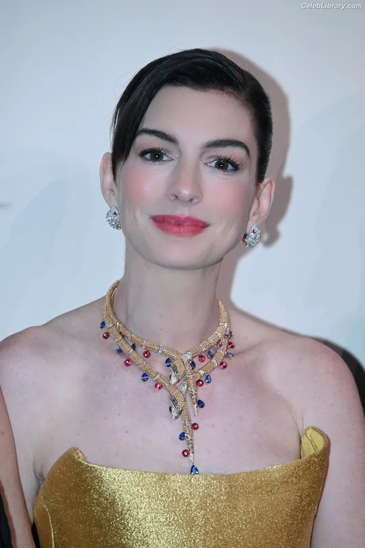 Anne Hathaway photo 13 of 1533