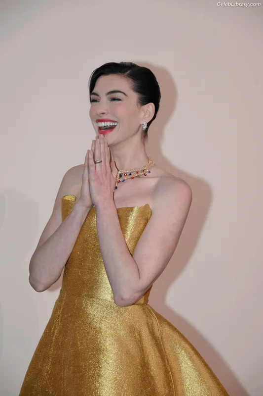 Anne Hathaway photo 14 of 1533