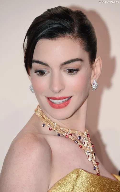 Anne Hathaway photo 15 of 1533