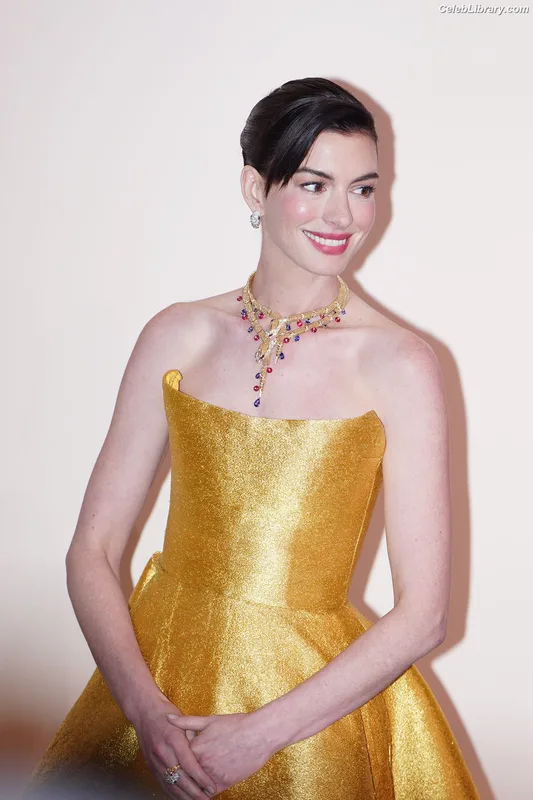 Anne Hathaway photo 22 of 1533