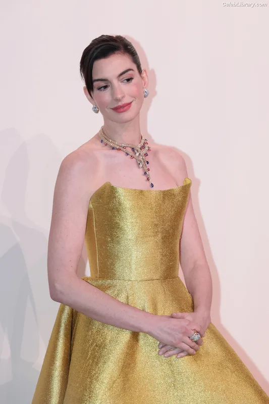 Anne Hathaway photo 23 of 1533
