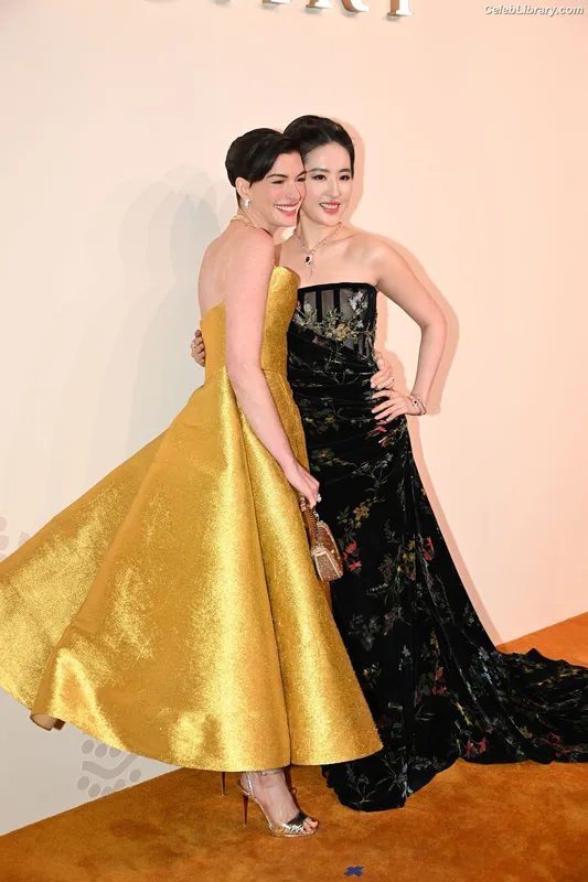 Anne Hathaway photo 2 of 1533