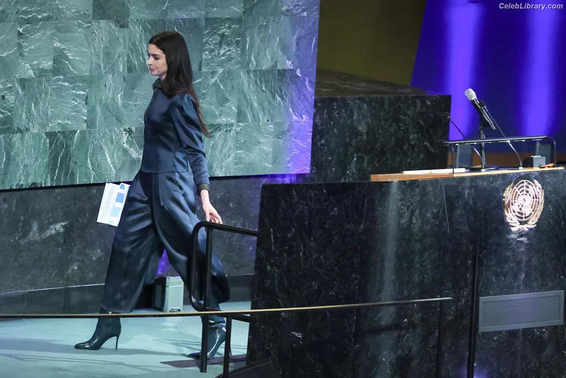 Anne Hathaway photo 12 of 1533