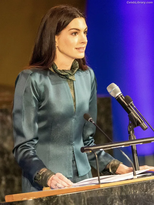 Anne Hathaway photo 13 of 1533