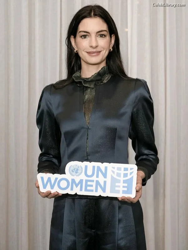 Anne Hathaway photo 15 of 1533