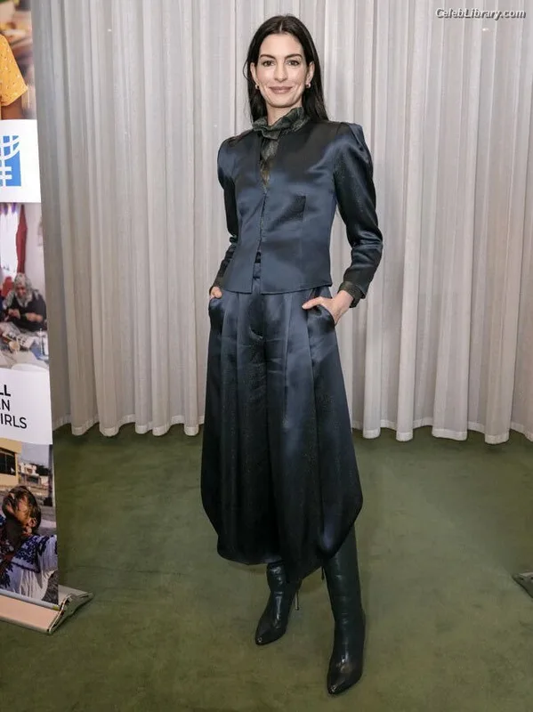 Anne Hathaway photo 16 of 1533