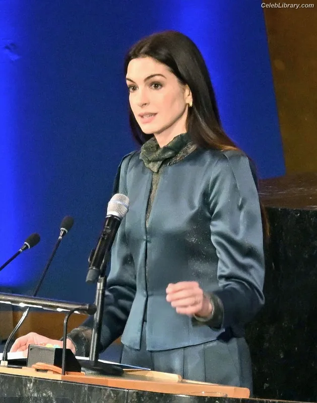 Anne Hathaway photo 20 of 1533