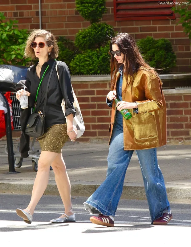 Anne Hathaway photo 10 of 1533