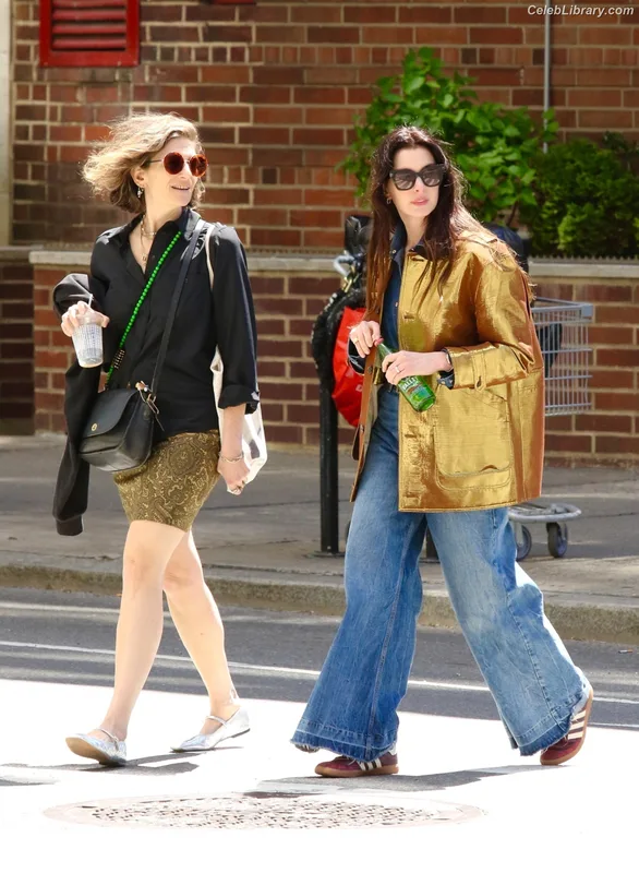 Anne Hathaway photo 11 of 1533