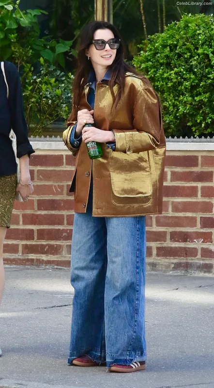 Anne Hathaway photo 15 of 1533