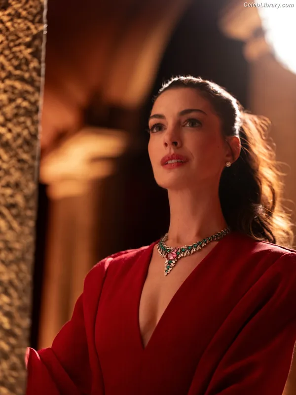 Anne Hathaway photo 17 of 1533