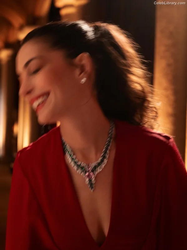 Anne Hathaway photo 18 of 1533
