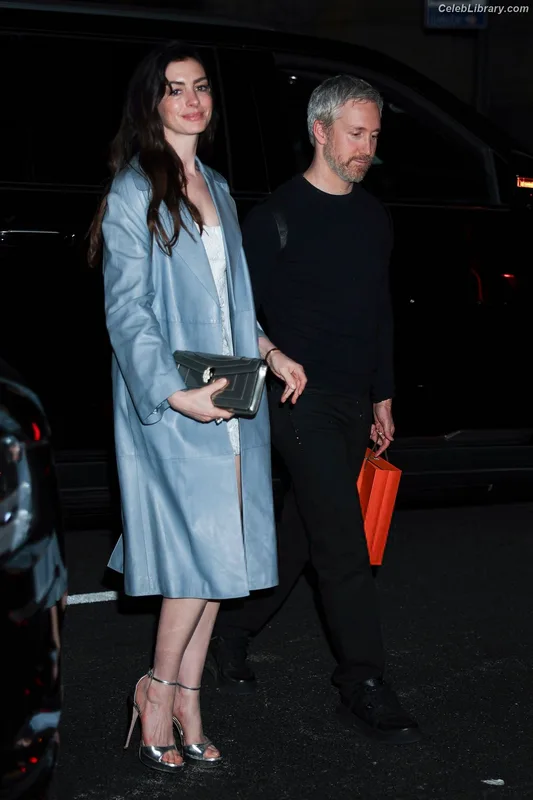 Anne Hathaway photo 1 of 1533