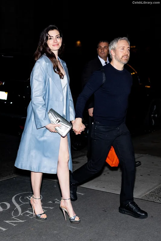 Anne Hathaway photo 3 of 1533