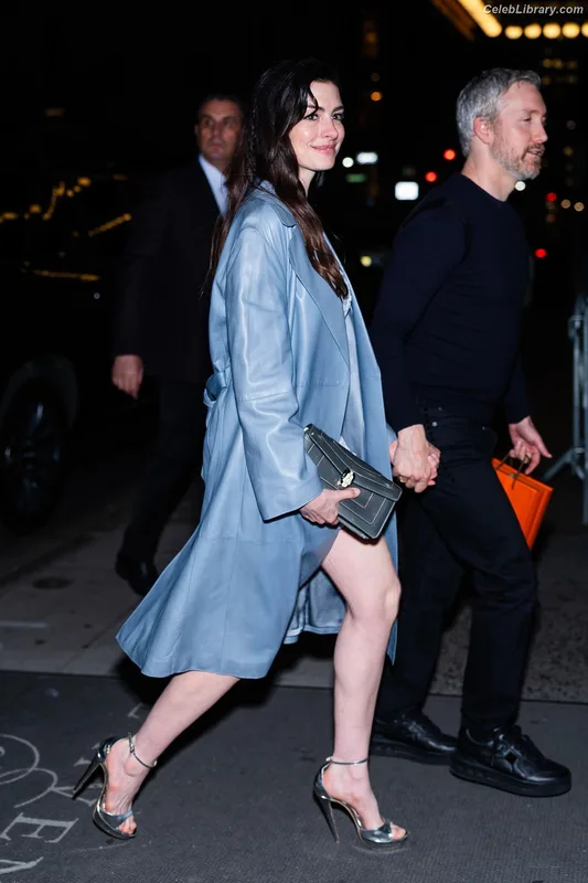 Anne Hathaway photo 5 of 1533