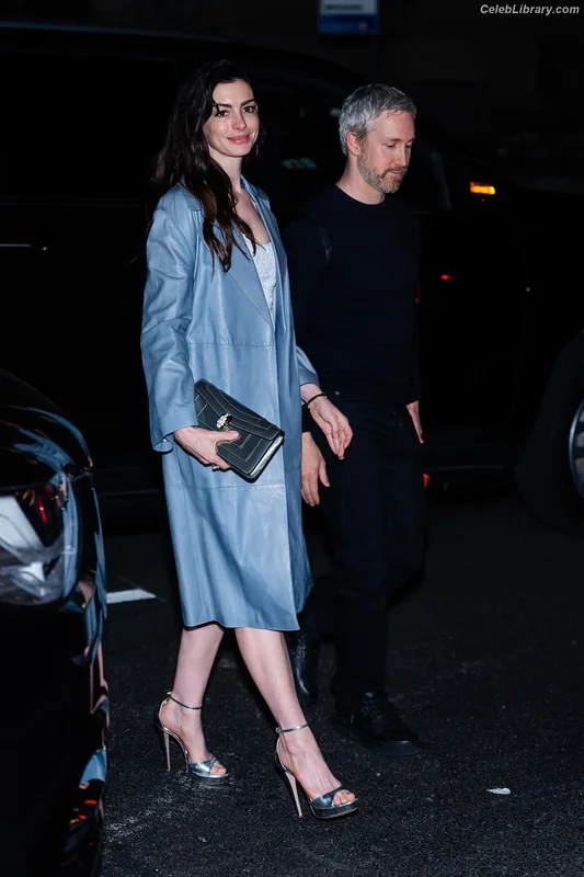 Anne Hathaway photo 7 of 1533