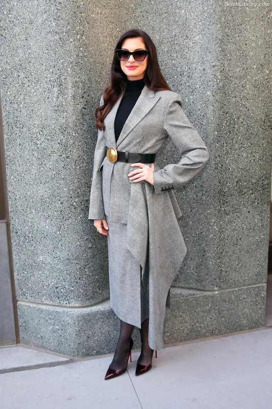 Anne Hathaway photo 12 of 1533