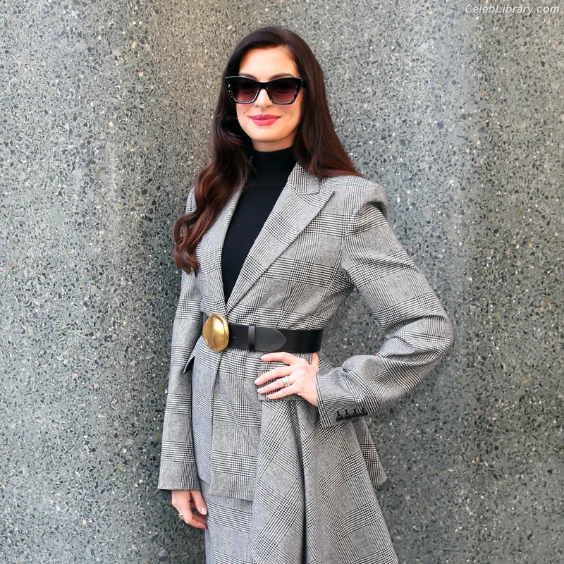 Anne Hathaway photo 13 of 1533