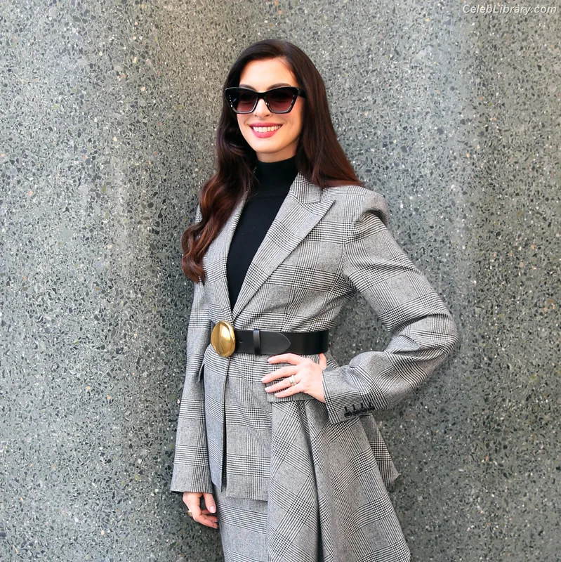 Anne Hathaway photo 16 of 1533