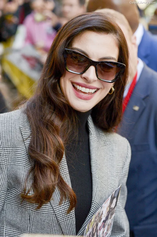 Anne Hathaway photo 20 of 1533