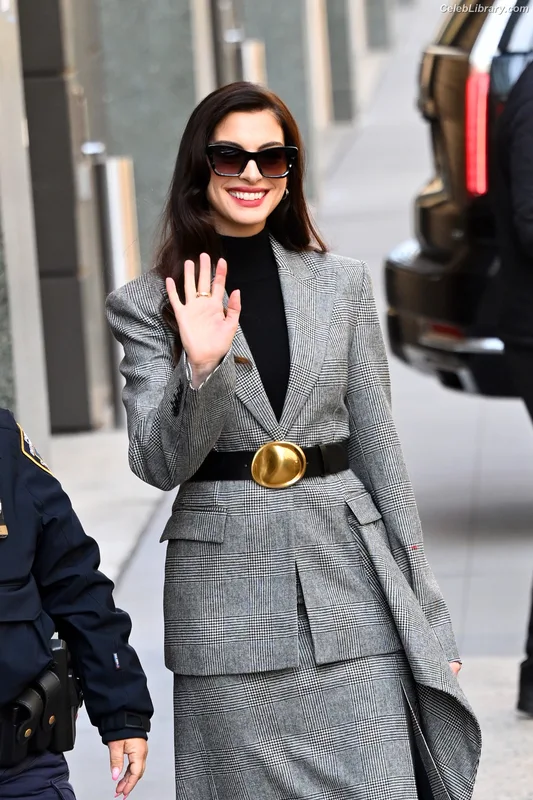 Anne Hathaway photo 22 of 1533