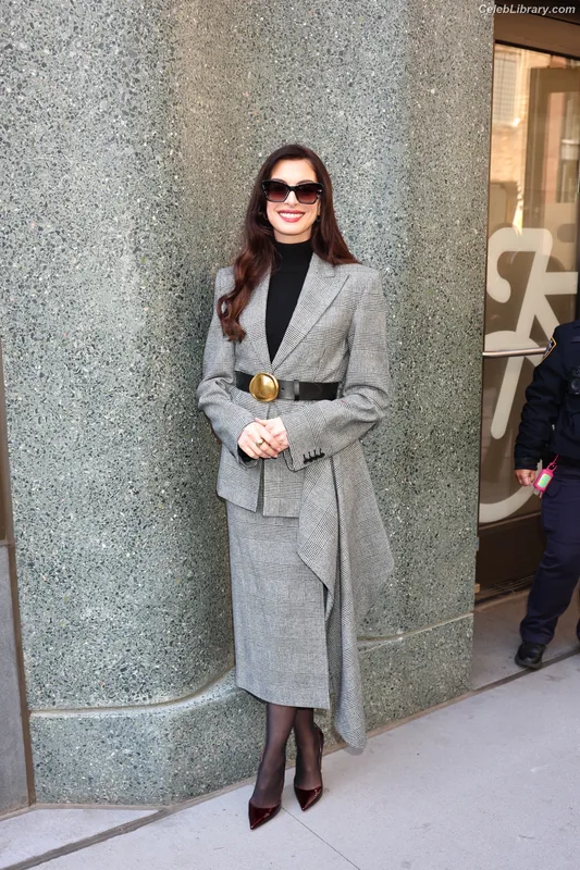 Anne Hathaway photo 23 of 1533