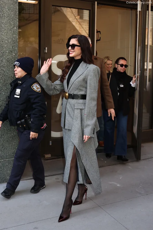 Anne Hathaway photo 3 of 1533