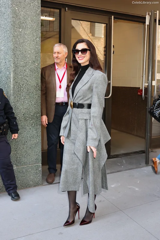 Anne Hathaway photo 4 of 1533