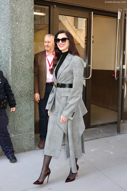 Anne Hathaway photo 6 of 1533