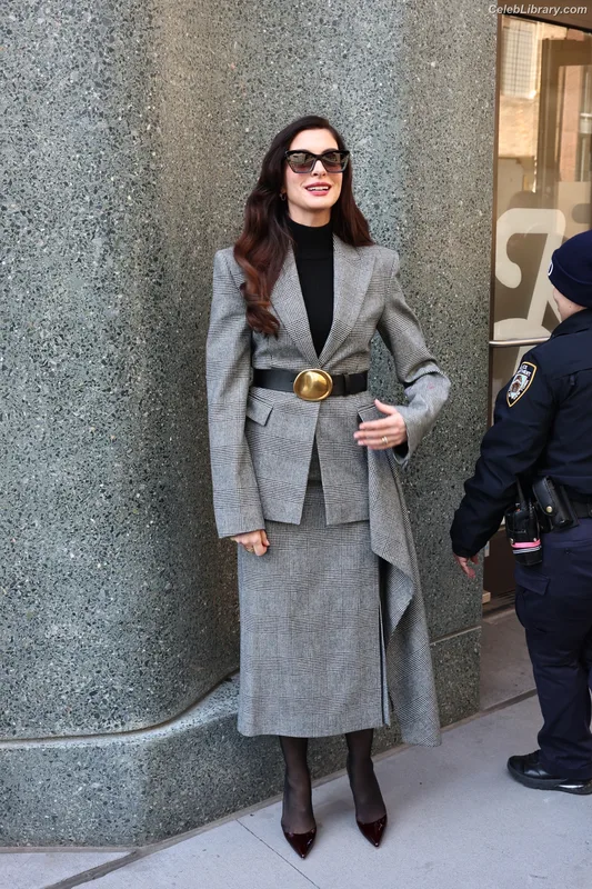 Anne Hathaway photo 7 of 1533