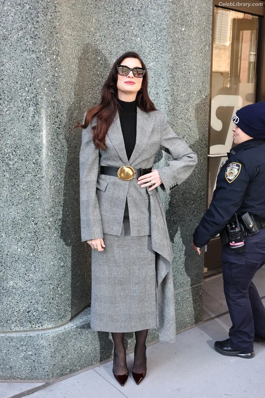Anne Hathaway photo 8 of 1533