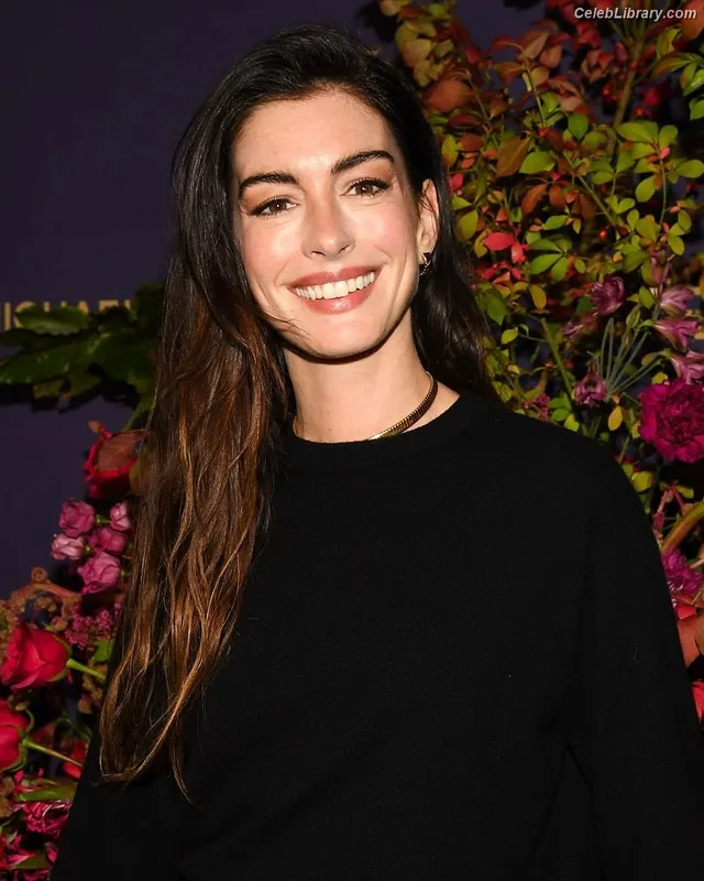 Anne Hathaway photo 11 of 1533