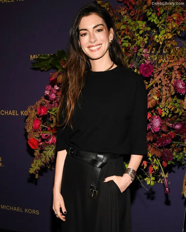 Anne Hathaway photo 12 of 1533