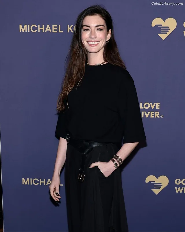 Anne Hathaway photo 13 of 1533
