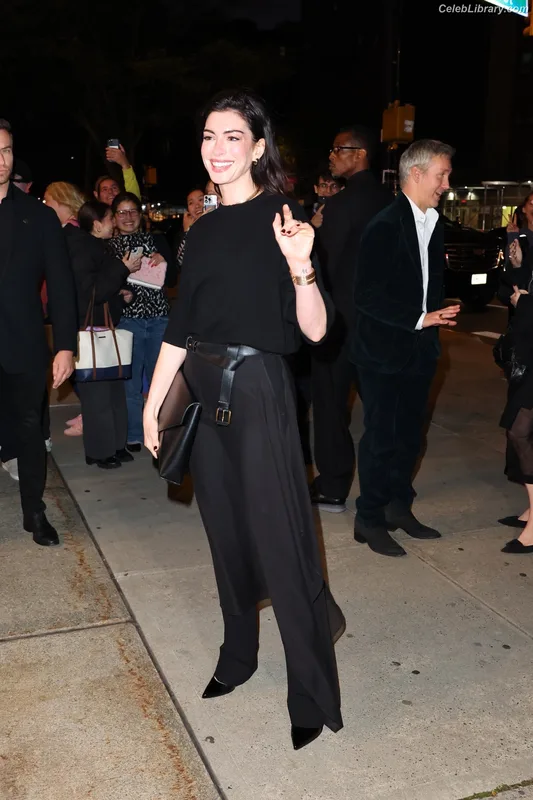 Anne Hathaway photo 17 of 1533