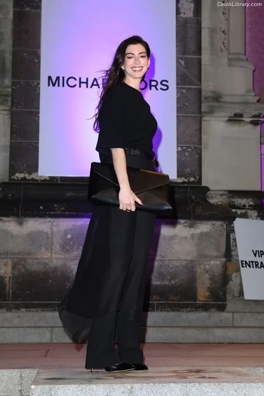 Anne Hathaway photo 18 of 1533