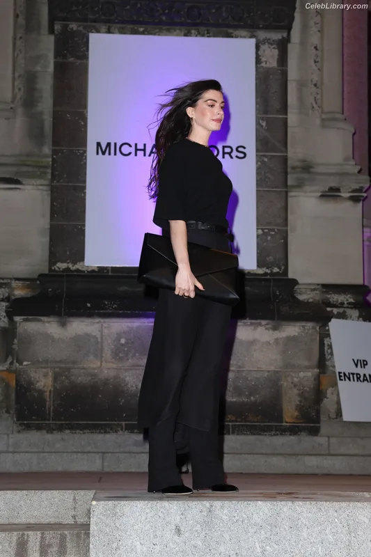 Anne Hathaway photo 19 of 1533