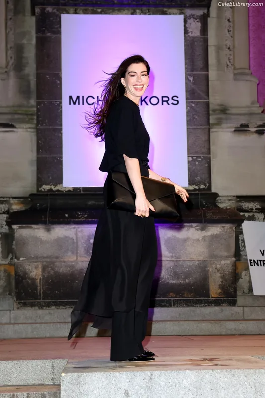 Anne Hathaway photo 20 of 1533