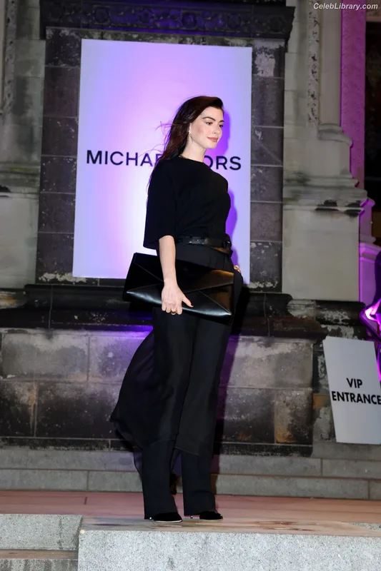 Anne Hathaway photo 21 of 1533