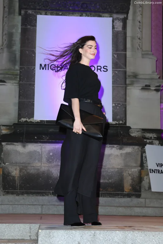 Anne Hathaway photo 22 of 1533
