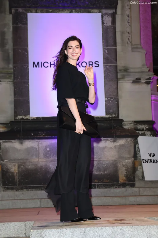 Anne Hathaway photo 23 of 1533