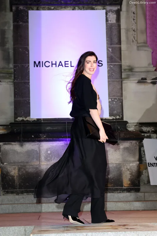 Anne Hathaway photo 24 of 1533