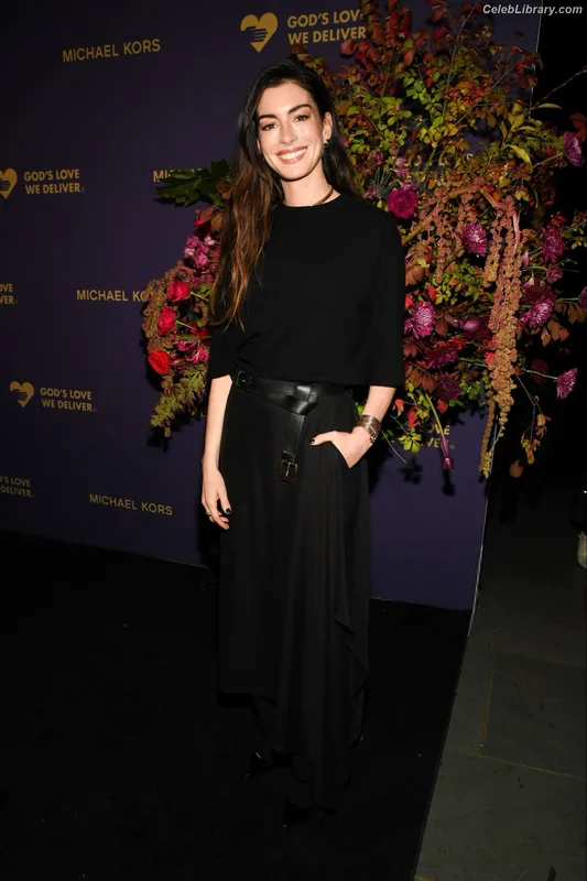 Anne Hathaway photo 2 of 1533
