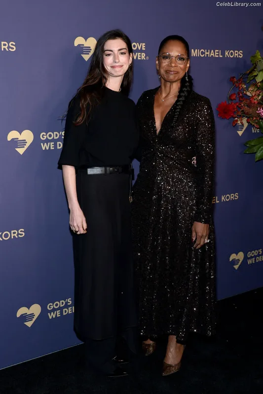 Anne Hathaway photo 3 of 1533